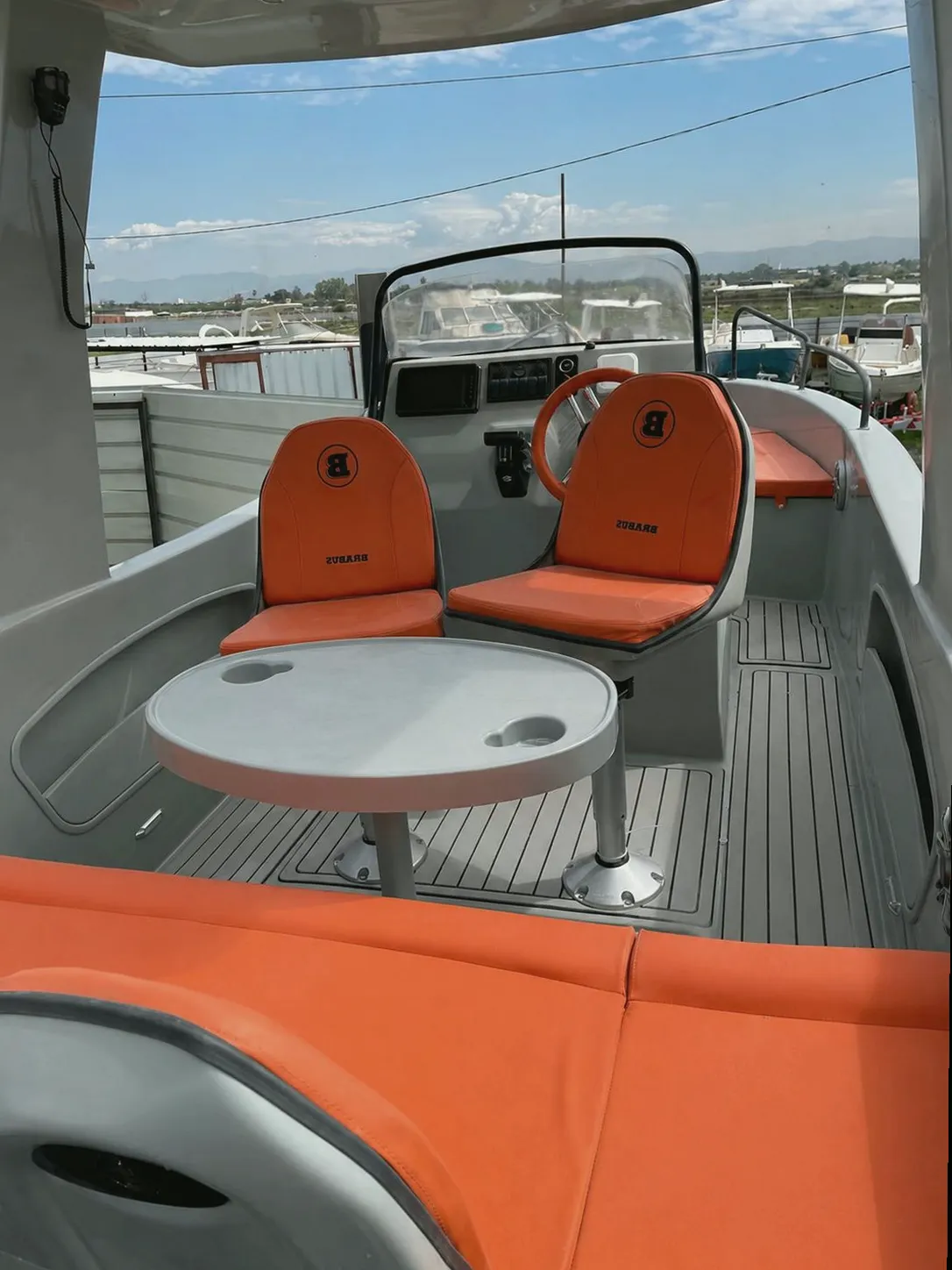 Barco disponible para alquiler en Girona, Cataluña